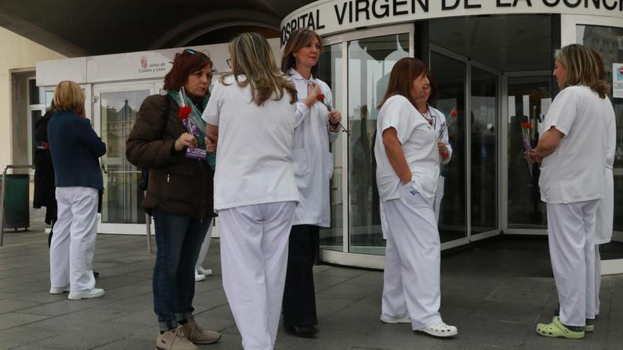 Sanitarios en el exterior del Virgen de la Concha