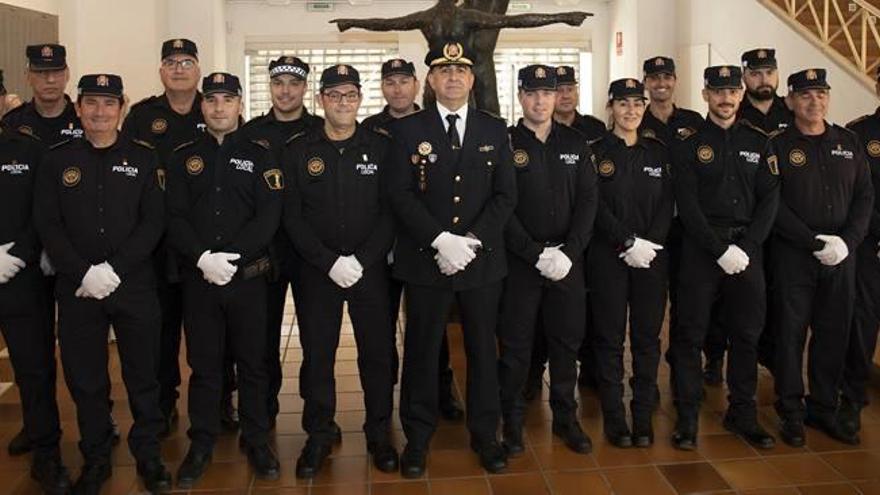 La plantilla de la Policía Local de l&#039;Alcúdia, reunida en la casa de la cultura.