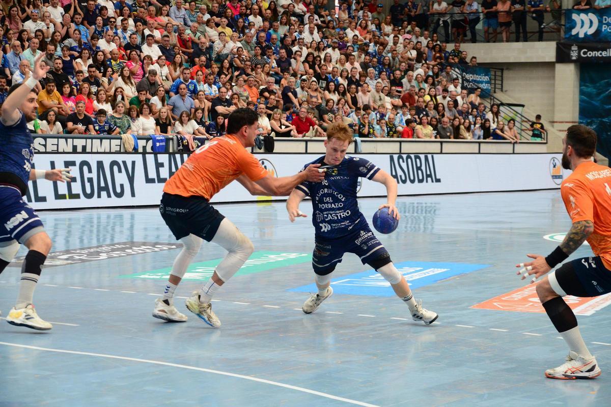 Toth en el duelo Cangas-Benidorm de la pasada campaña.