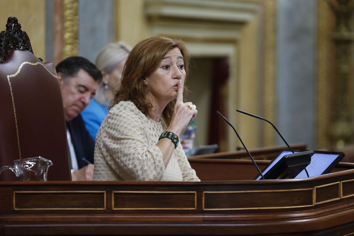 La presidenta del Congreso, Francina Armengol, pide silencio durante la sesión de control al Gobierno que se celebra este miércoles en la Cámara Baja.