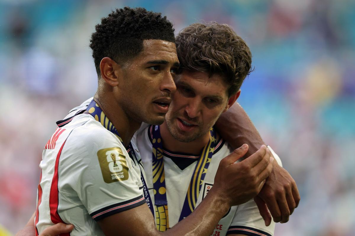 MIAMI (United States), 19/07/2026.- Jude Bellingham (L) and John Stones of England greet their supporters after receiving the third place medals for winning the FIFA World Cup 2026 3rd place playoff match France against England, in Miami, Florida, USA, 18 July 2026. (Francia) EFE/EPA/CRISTOBAL HERRERA-ULASHKEVICH