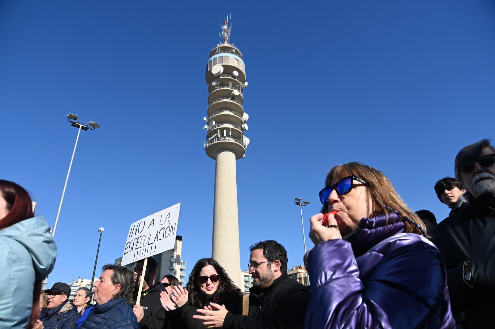 Los vecinos de Hispanidad protestan por la operación urbanística del skate park y el Hernán Cortés