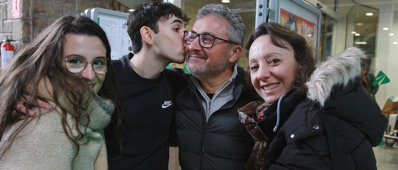 Alejandro, de 19 años, estudiante de Medicina en Barcelona, se despide de su familia en la estación de Ourense.