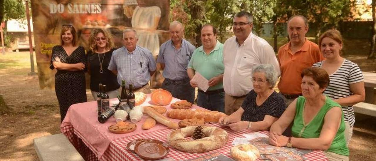 La presentación de la fiesta fue ayer al mediodía en la Carballeira de Ribadumia. // Noé Parga