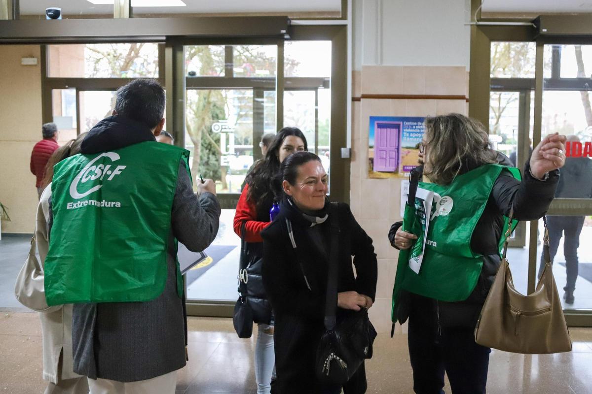 Fotogalería | Así se han desarrollado las oposiciones a celador del SES en Badajoz