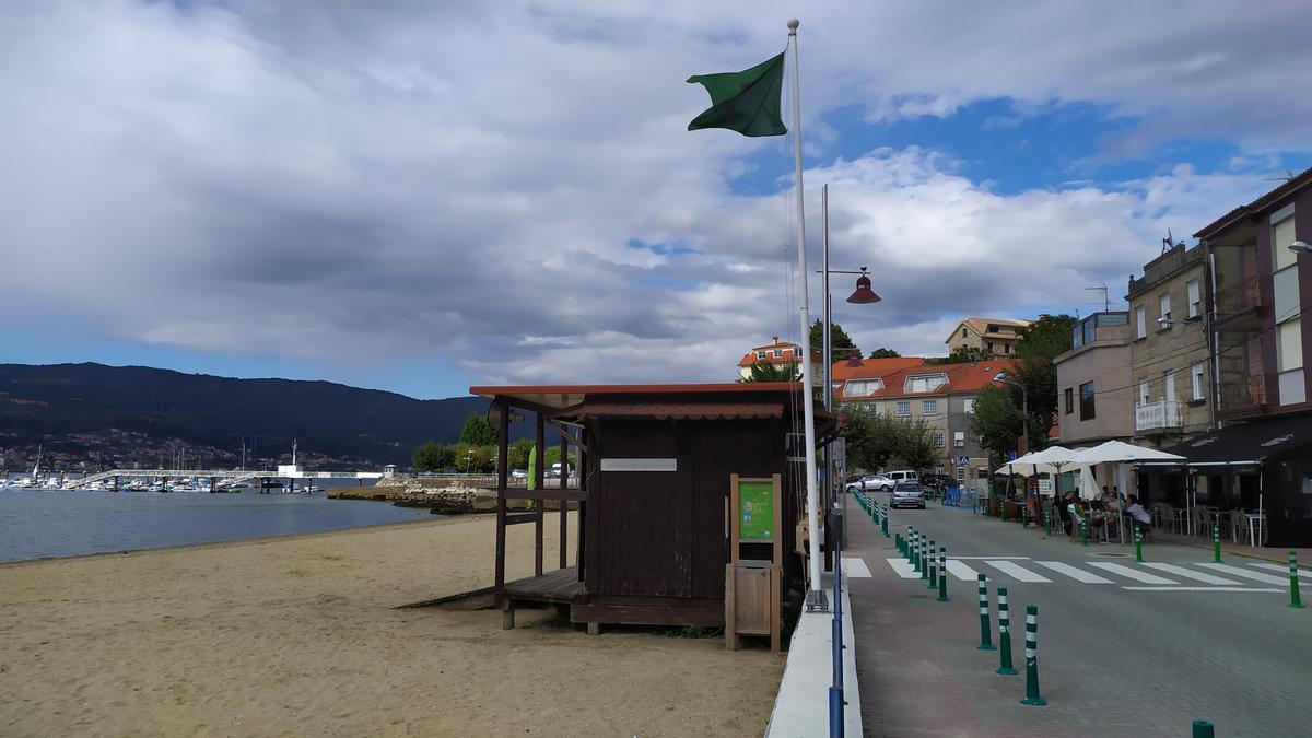 La bandera verde, ayer, en la playa chapelana de Arealonga. / A. Pinacho