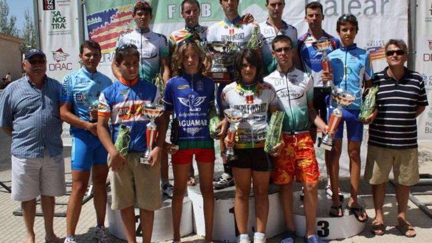 Los ganadores en las distintas categorías posan en el podio en Ses Salines.