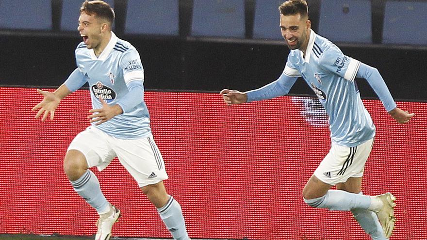 Beltrán celebra junto a Méndez el gol de la sentencia celeste.