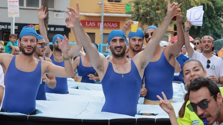 Fiestas de Sant Pere: Colorido desfile en la previa del &#039;bou al carrer&#039;