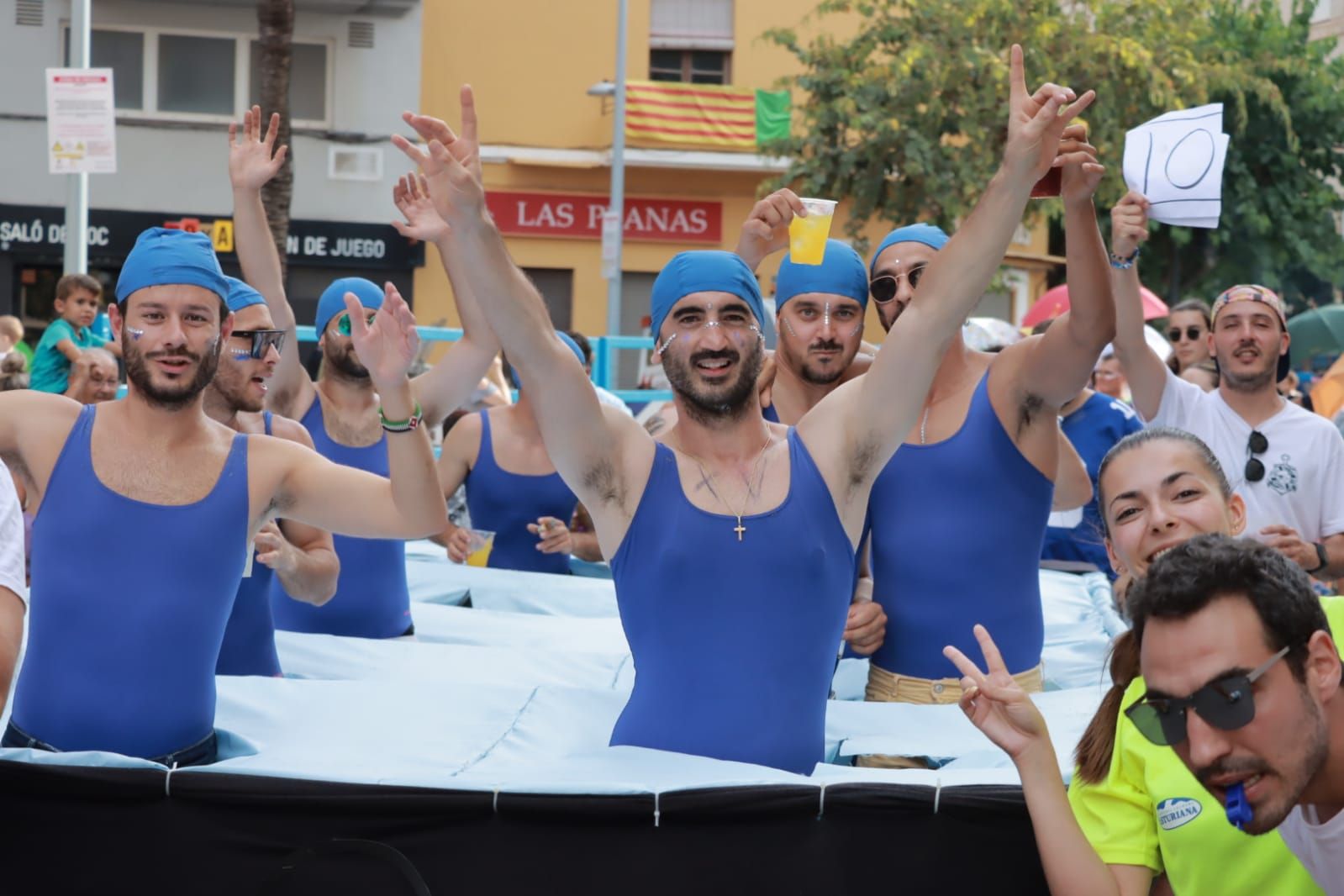 Fiestas de Sant Pere: Colorido desfile en la previa del 'bou al carrer'