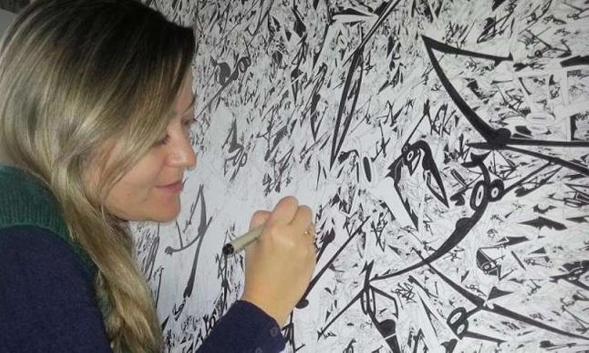 Raquel Rocha realiza retoques en una de sus pinturas. / l. o.