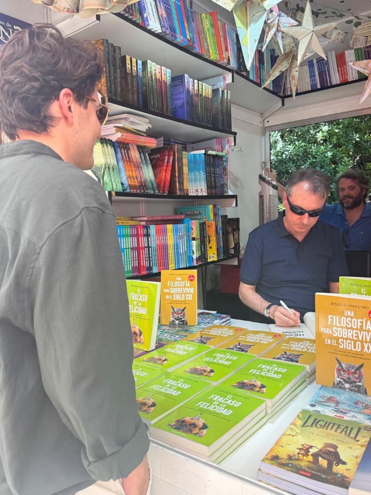 Jesús G. Maestro firmando ejemplares en la Feria del Libro de Madrid.