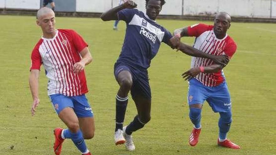 Saha, entre Gragera y Babin, en el Marino-Sporting de pretemporada.