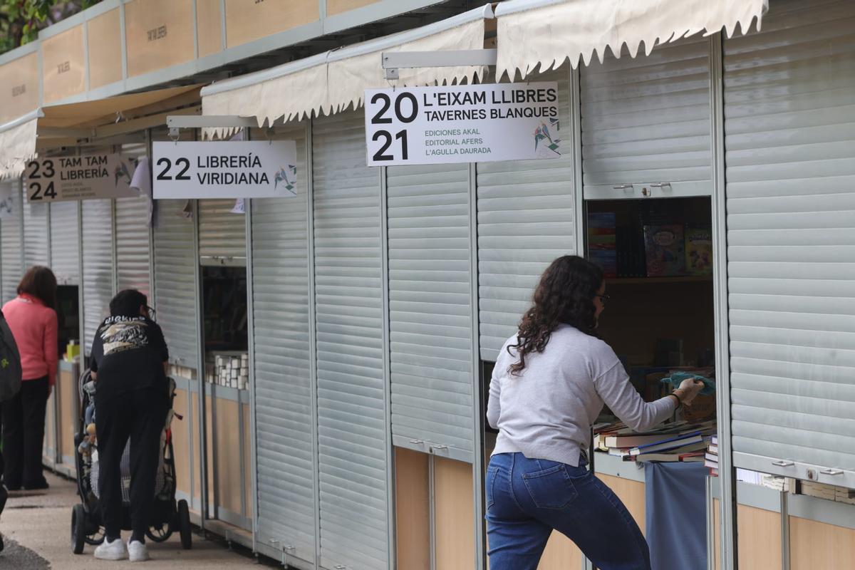 Sonsoles Ónega, Helena Resano, Zülfu Livanelli... la Fira del Llibre de València abre tras las lluvias de esta mañana