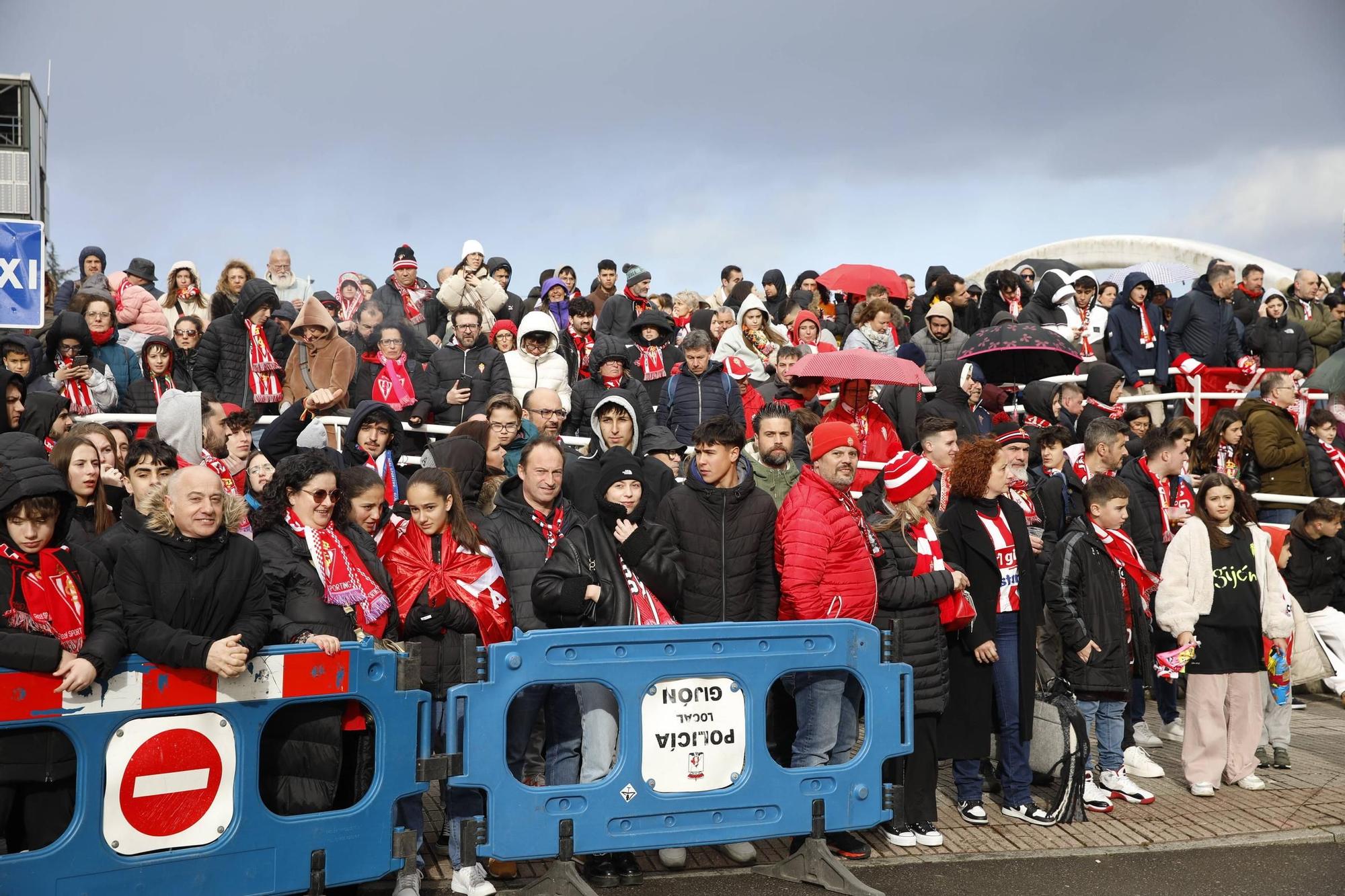 La afición del derbi asturiano en imágenes