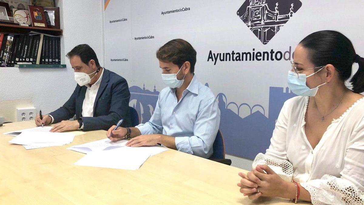 Juan Antonio Cerrillo, Fernando Priego y Carmen Granados, durante la firma del convenio con AECA.