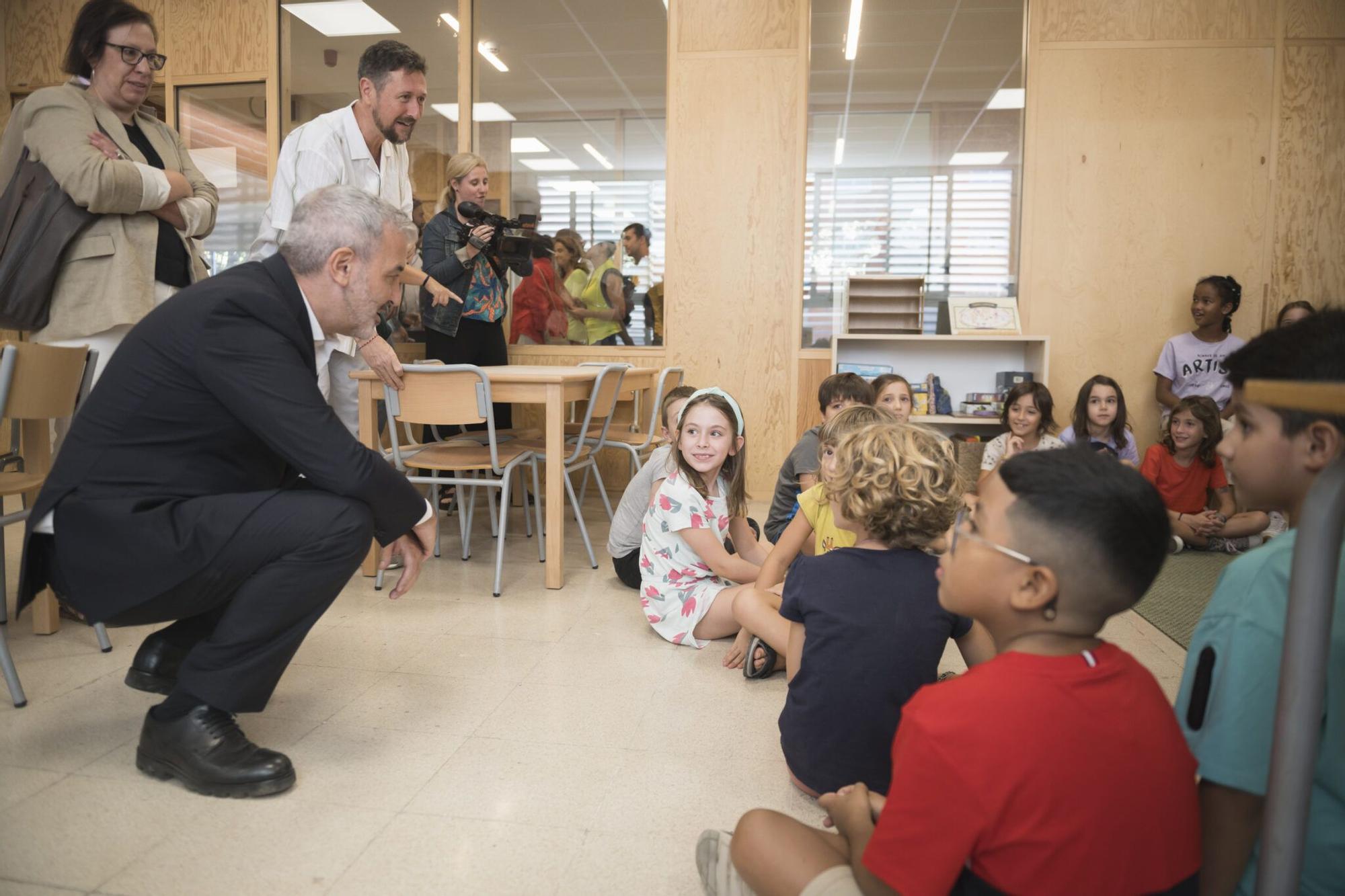 El alcalde Jaume Collboni visita el IE Arts de Barcelona el primer día del curso 2024-2025.