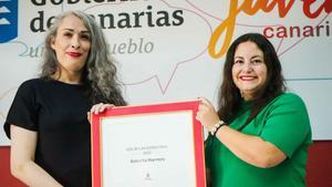 Roberta Marrero, protagonista del Día de las Escritoras 2022; y Laura Vega, directora de Juventud del Gobierno de Canarias.