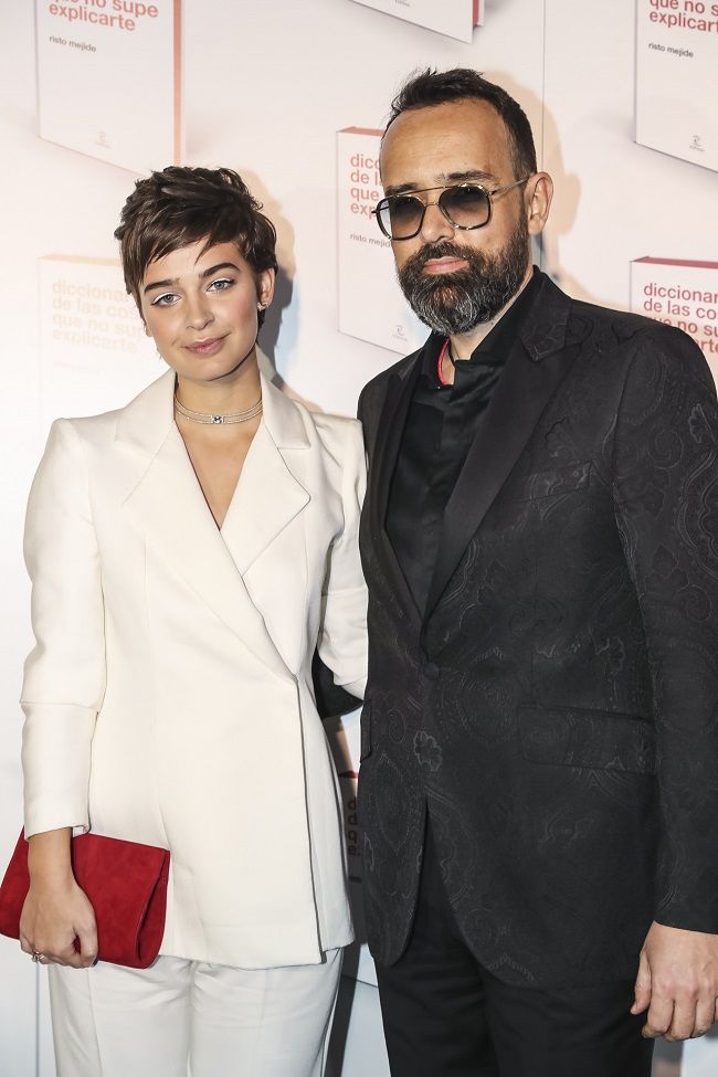 El look blanco de Laura Escanes en la presentación del libro de Risto Mejide
