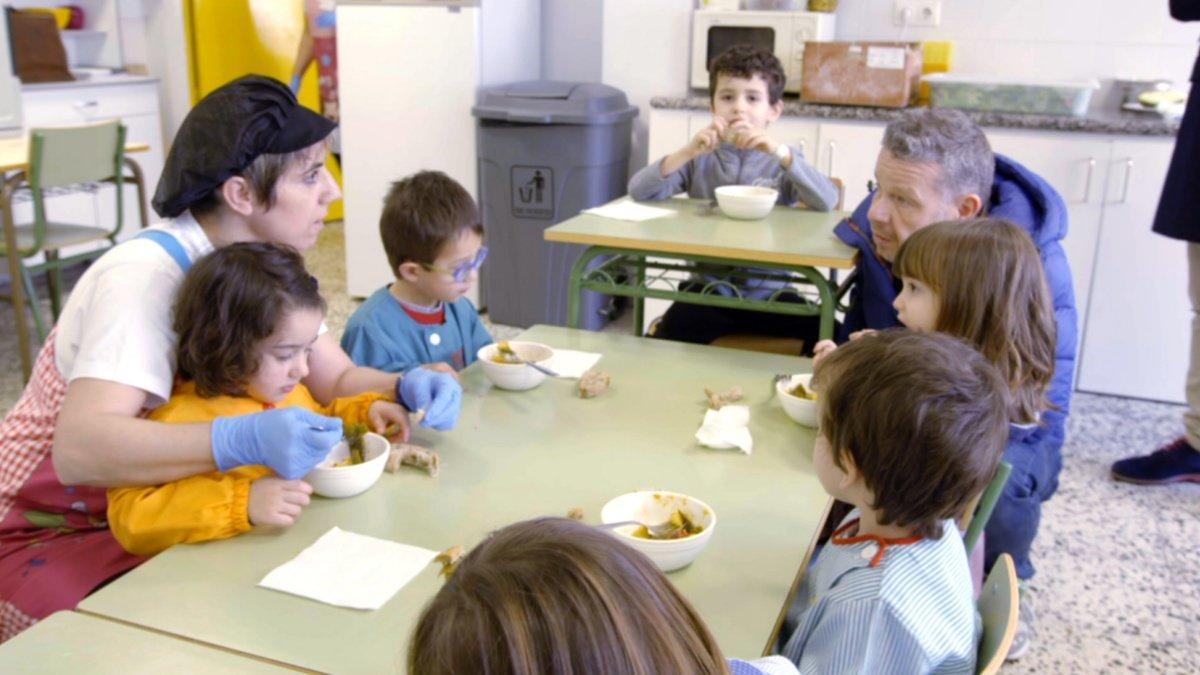 Alberto Chicote en un comedor escolar durante la grabación de '¿Te lo vas a comer?'