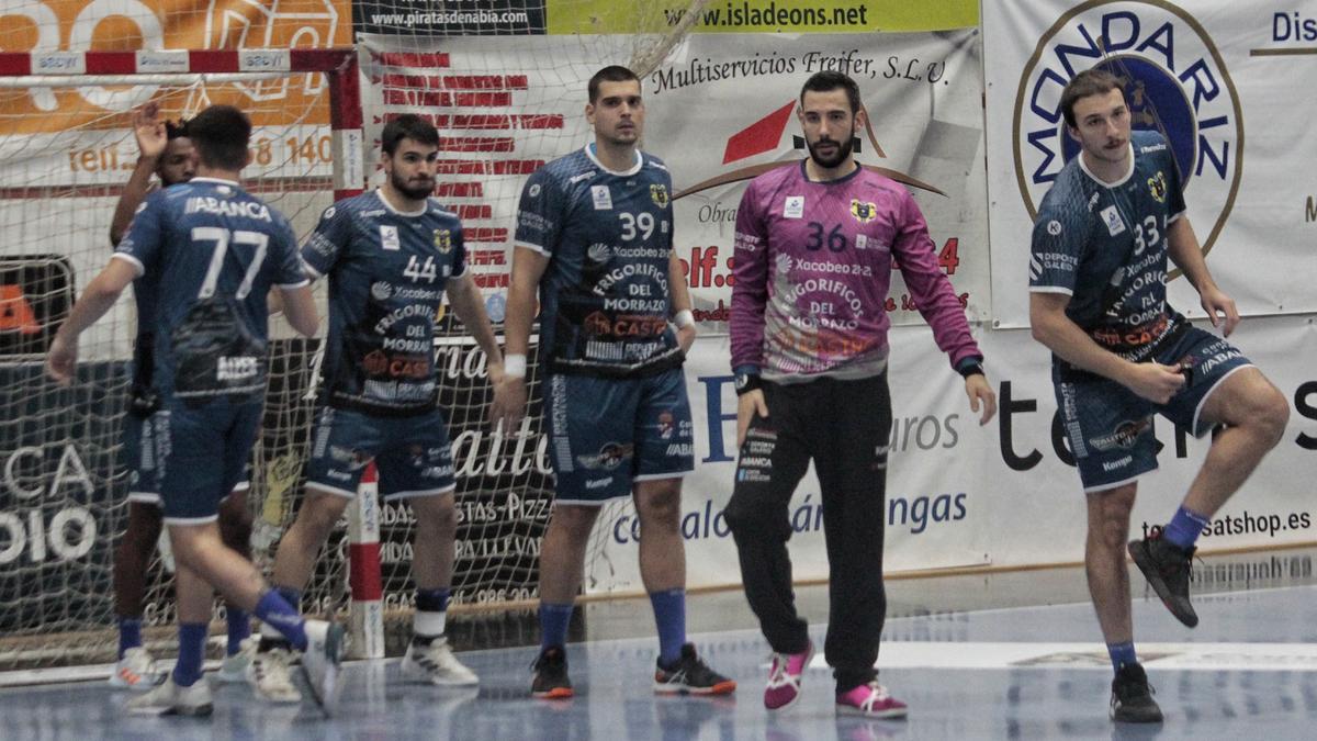 Gerard Forns, entre Asensio y Alberto Martín, en los momentos previos a un partido en O Gatañal.