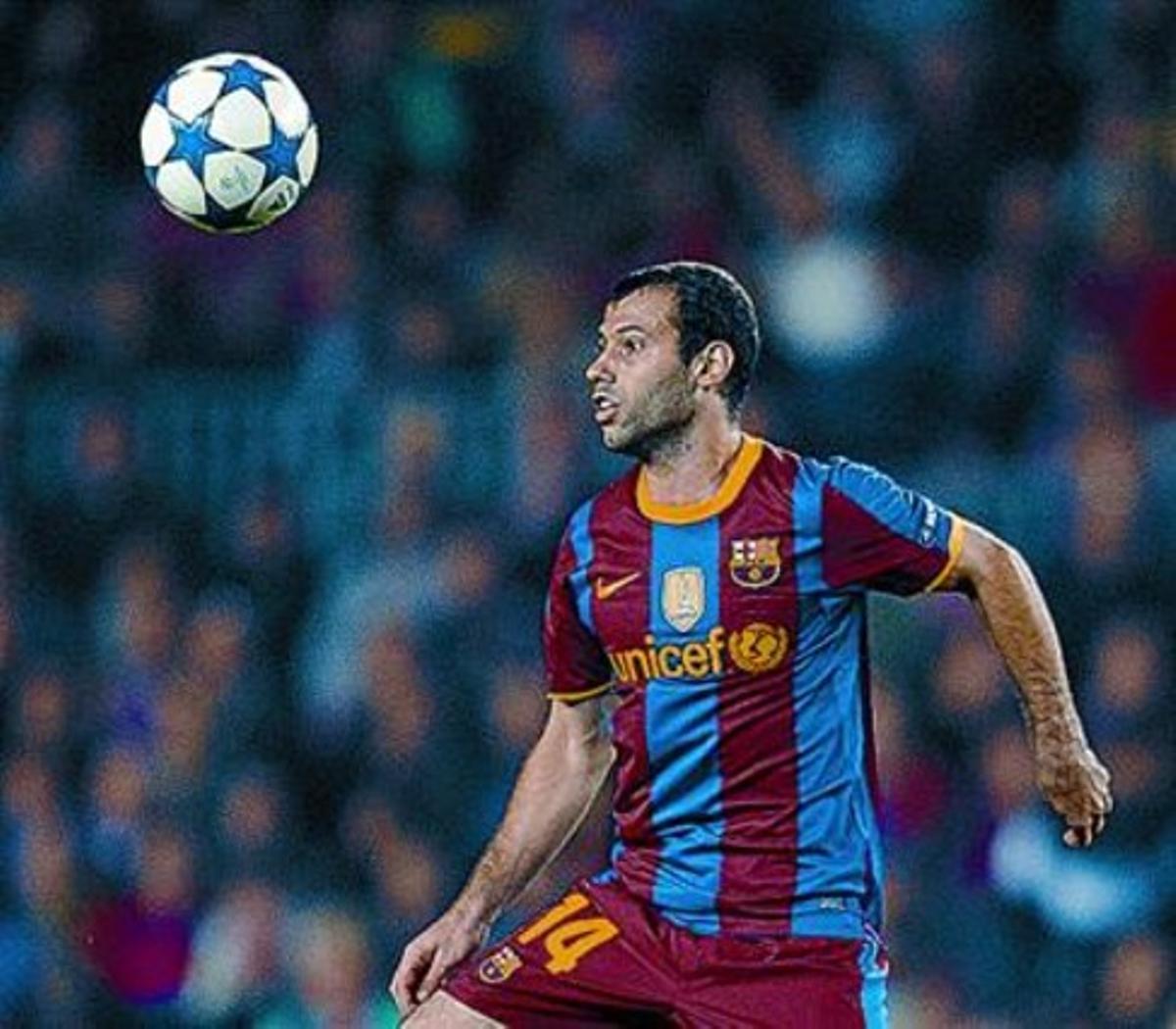 Mascherano controla la pilota al centre del camp, el seu domini. Mascherano controla la pilota al centre del camp, el seu domini.