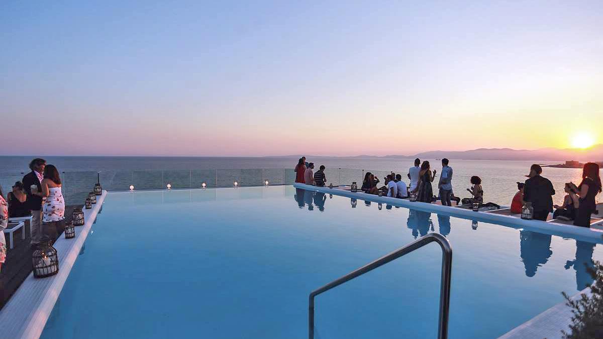 El hotel HM Gran Fiesta cuenta con un sky bar donde podrás disfrutar de una espectacular puesta de sol.
