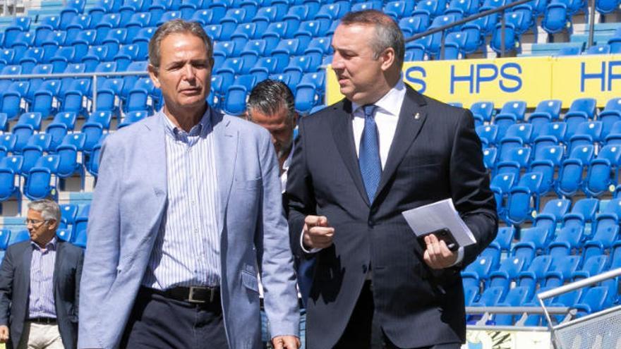 Miguel Ángel Ramírez Alonso, presidente de la entidad, dialoga, ayer, con Nicolás Ortega, vicepresidente, antes de la rueda de prensa.