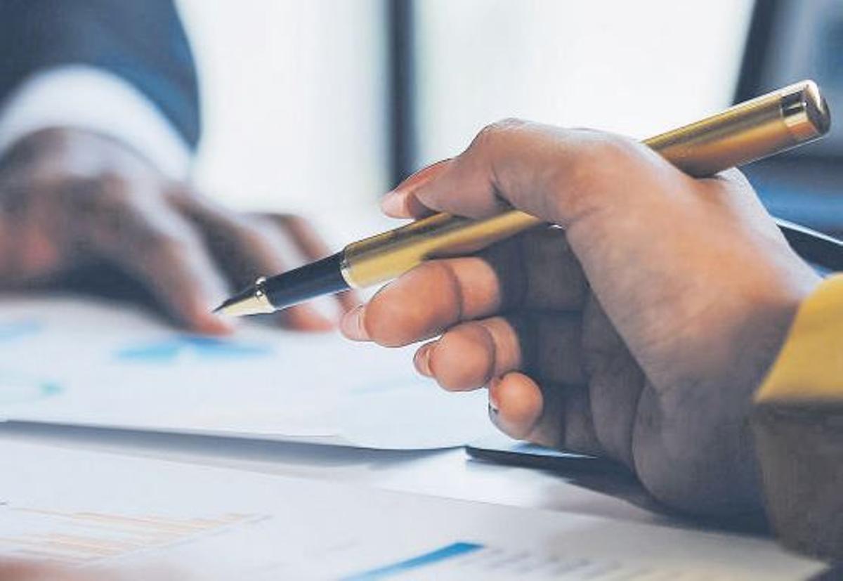 Un analista financiero, asesorando a un cliente.