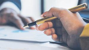 Un analista financiero, asesorando a un cliente.