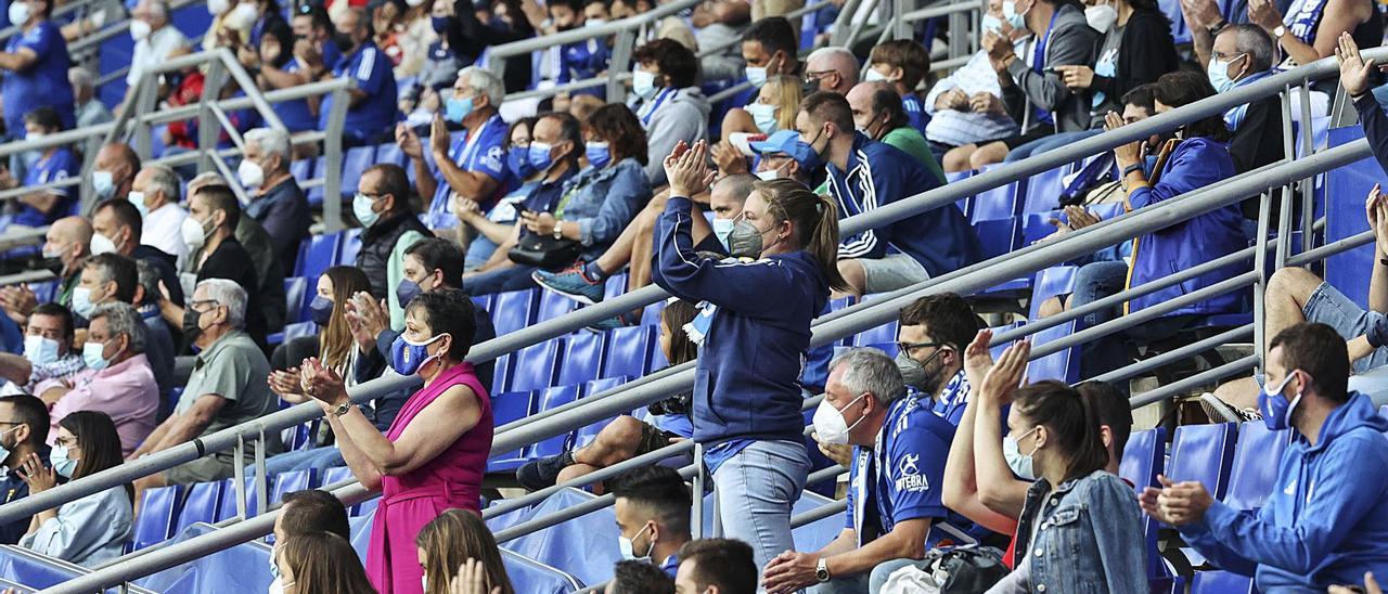 La afición del Oviedo, en el choque ante el Lugo. | Irma Collín