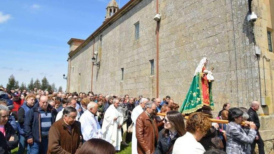 Procesión alrededor del santuario mariano en uno de los últimos jubileos.