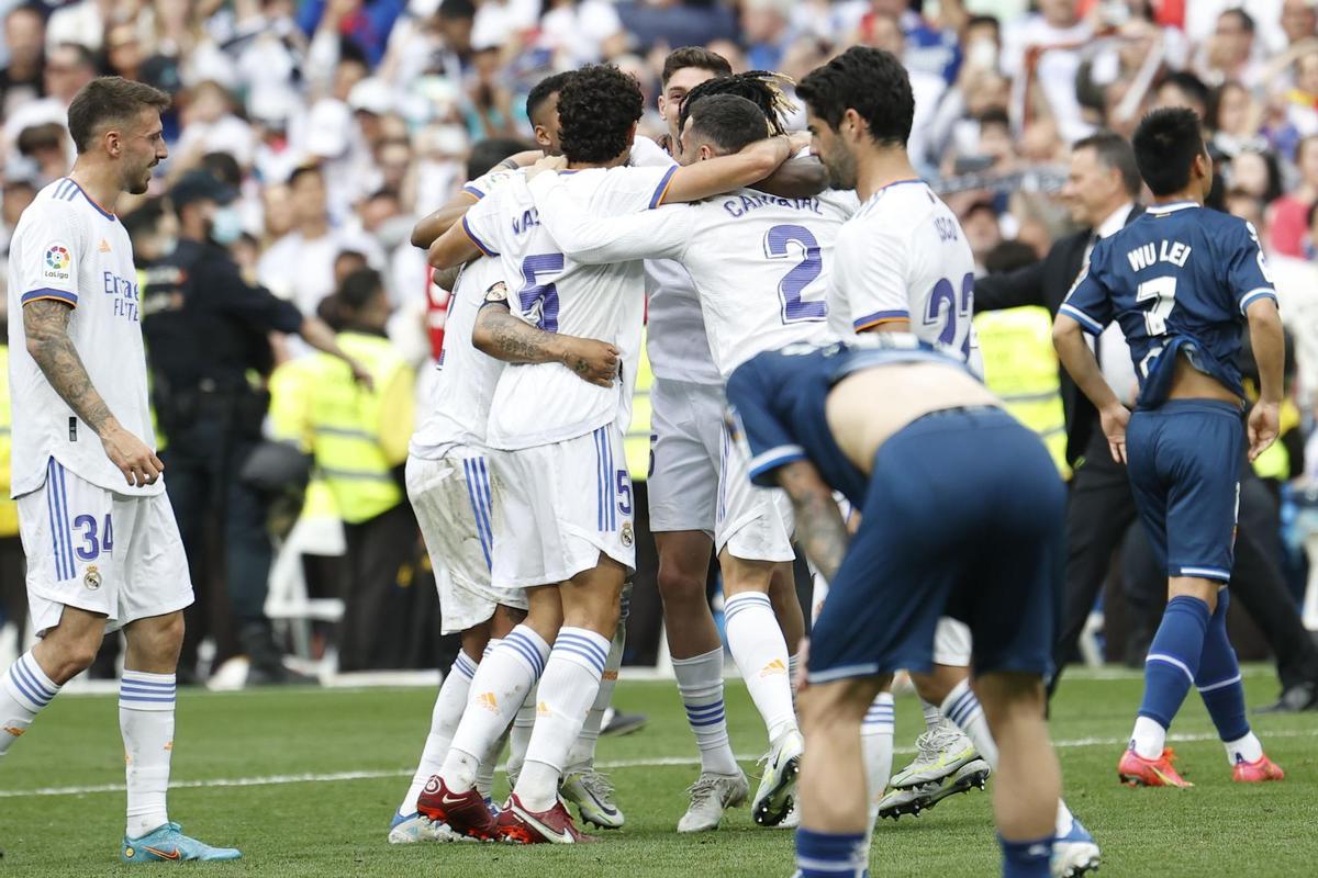Los jugadores del Real Madrid celebran su victoria ante el Espanyol por 4-0, y por consiguiente su proclamación como Campeones de la Liga, al finalizar el partido disputado en el estadio Santiago Bernabéu de la capital. EFE/Chema Moya