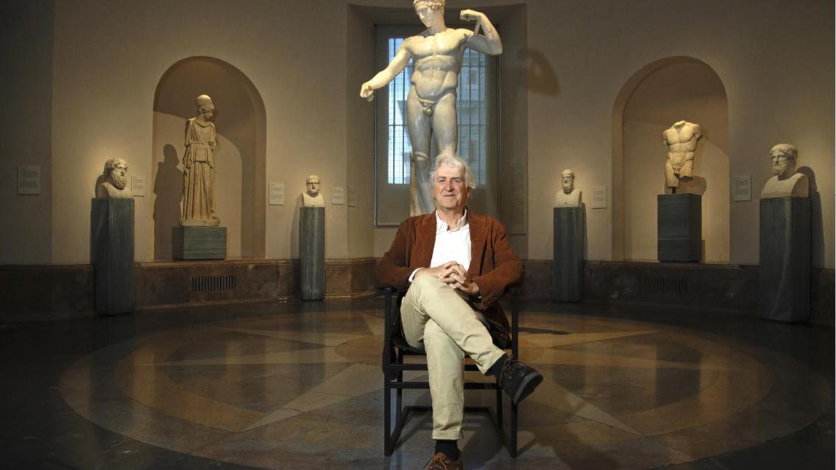 El paleontólogo Juan Luis Arsuaga publica ’Nuestro cuerpo’. En la foto, delante de la estatua de ’Diadúmeno’ en el Museo del Prado.