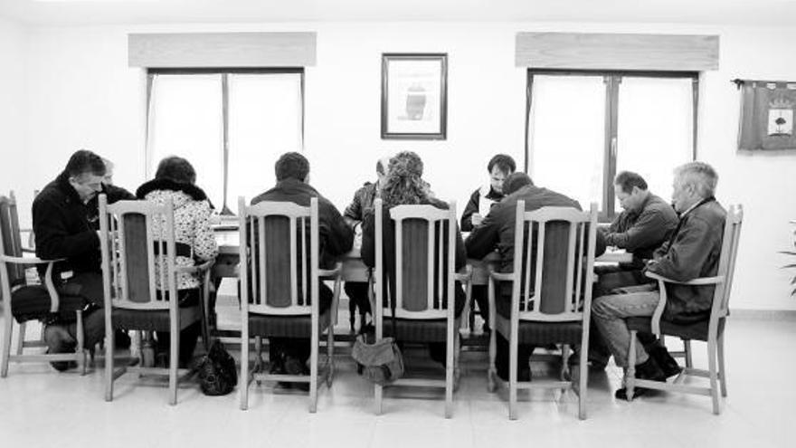 Una reunión del Pleno municipal celebrada en una sala del edificio del Consejo Regulador, en Carreña.