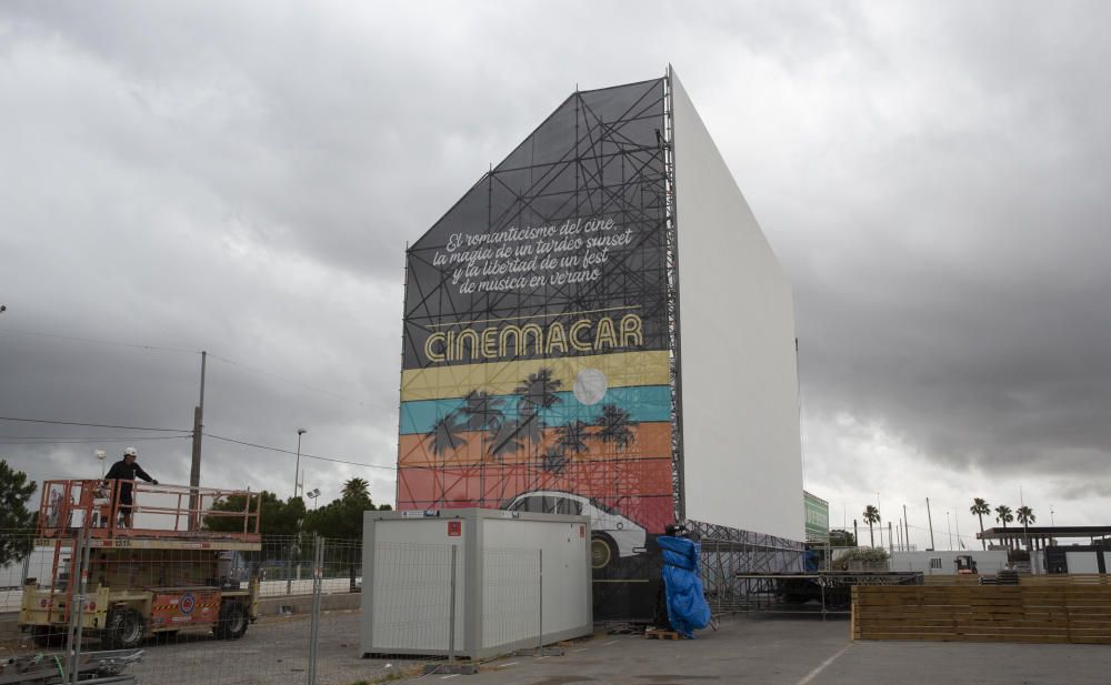 Montaje del nuevo autocine en Alicante, Cinemacar