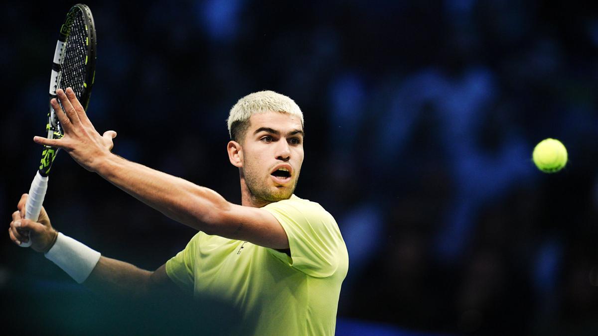 09 November 2025, Italy, Turin: Spanish tennis player Carlos Alcaraz in action against Australia's Alex de Minaur during the men's singles group stage tennis match of the ATP World Tour Finals at the Inalpi Arena. Photo: Marco Alpozzi/LaPresse via ZUMA Press/dpa Marco Alpozzi/LaPresse via ZUMA / DPA 09/11/2025 ONLY FOR USE IN SPAIN. Marco Alpozzi/LaPresse via ZUMA / DPA;soccer;football;sports;ATP World Tour Finals in Turin