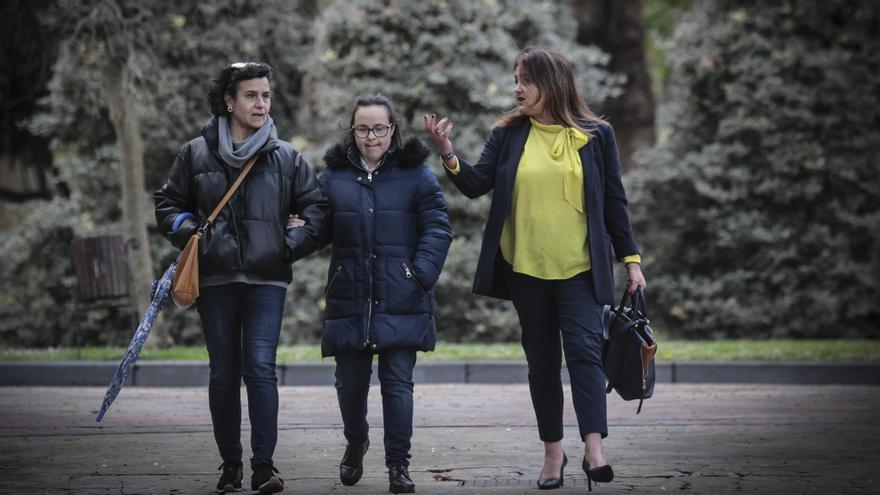 María Luisa Vega  y su hermana Emilia pasean por Oviedo con la abogada María Villanueva