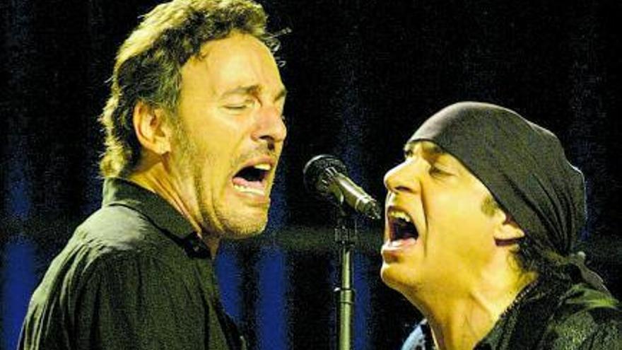 Bruce Springsteen y Steve Van Zandt, de gira en septiembre de 2002.  | PETER MORGAN / REUTERS