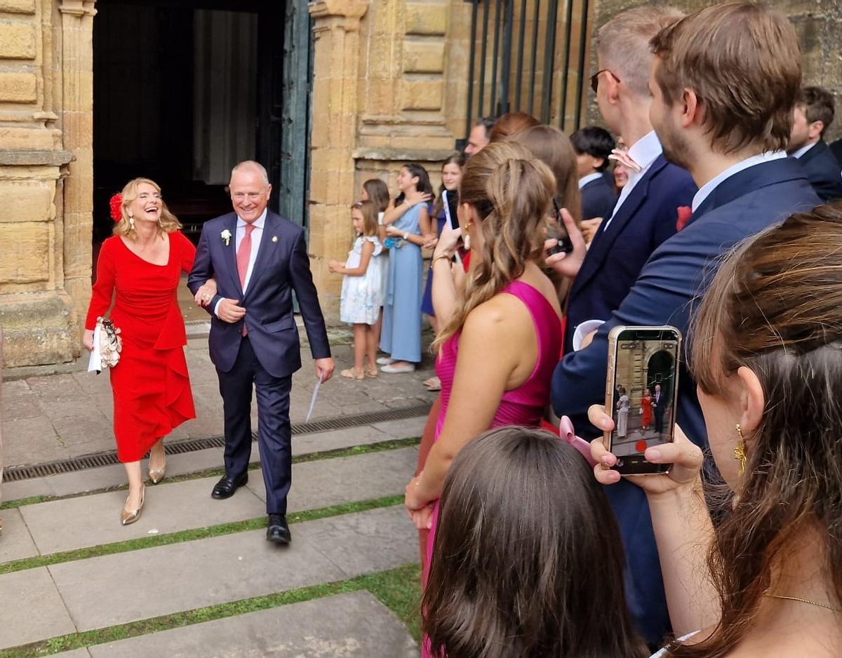 Diego Canga y Pilar Roza a la salida de la ceremonia.