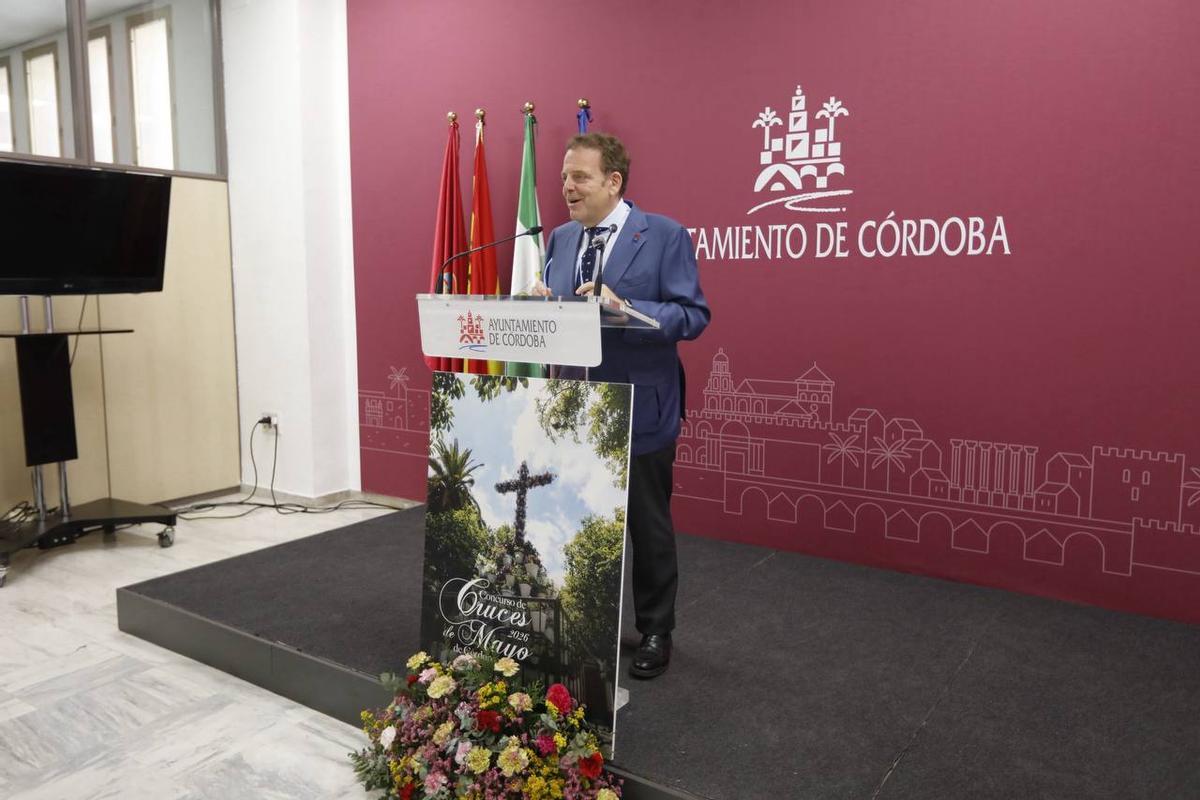 El delegado de Fiestas y Tradiciones, Julián Urbano, en la rueda de prensa.