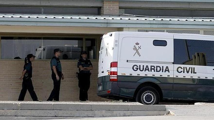 Vehículos de la Guardia Civil con casi 800.000 km para el traslado de detenidos