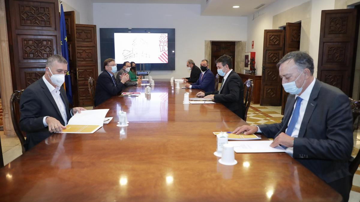 Puig, Soler y Climent se reúnen en el Palau de la Generalitat con representantes de la CEV