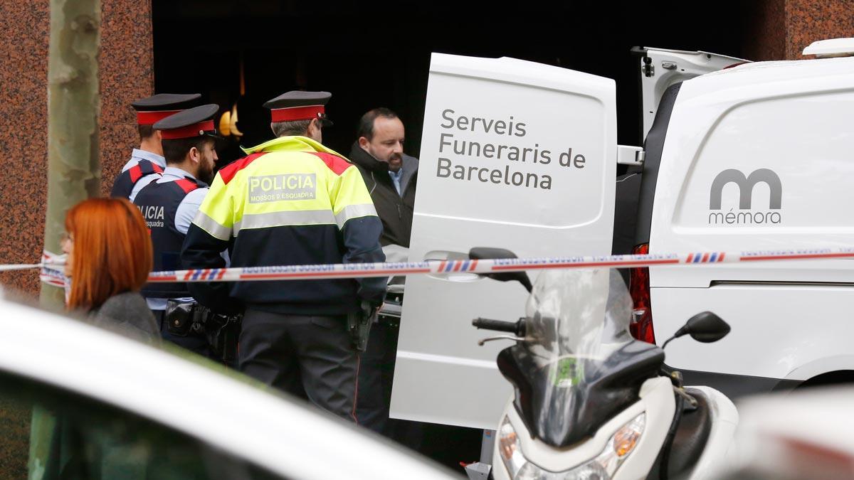 Asesinada a tiros una persona en la calle de Urgell