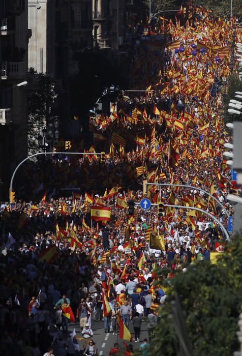 Desenes de milers de persones omplen Barcelona a favor de la unitat d'Espanya