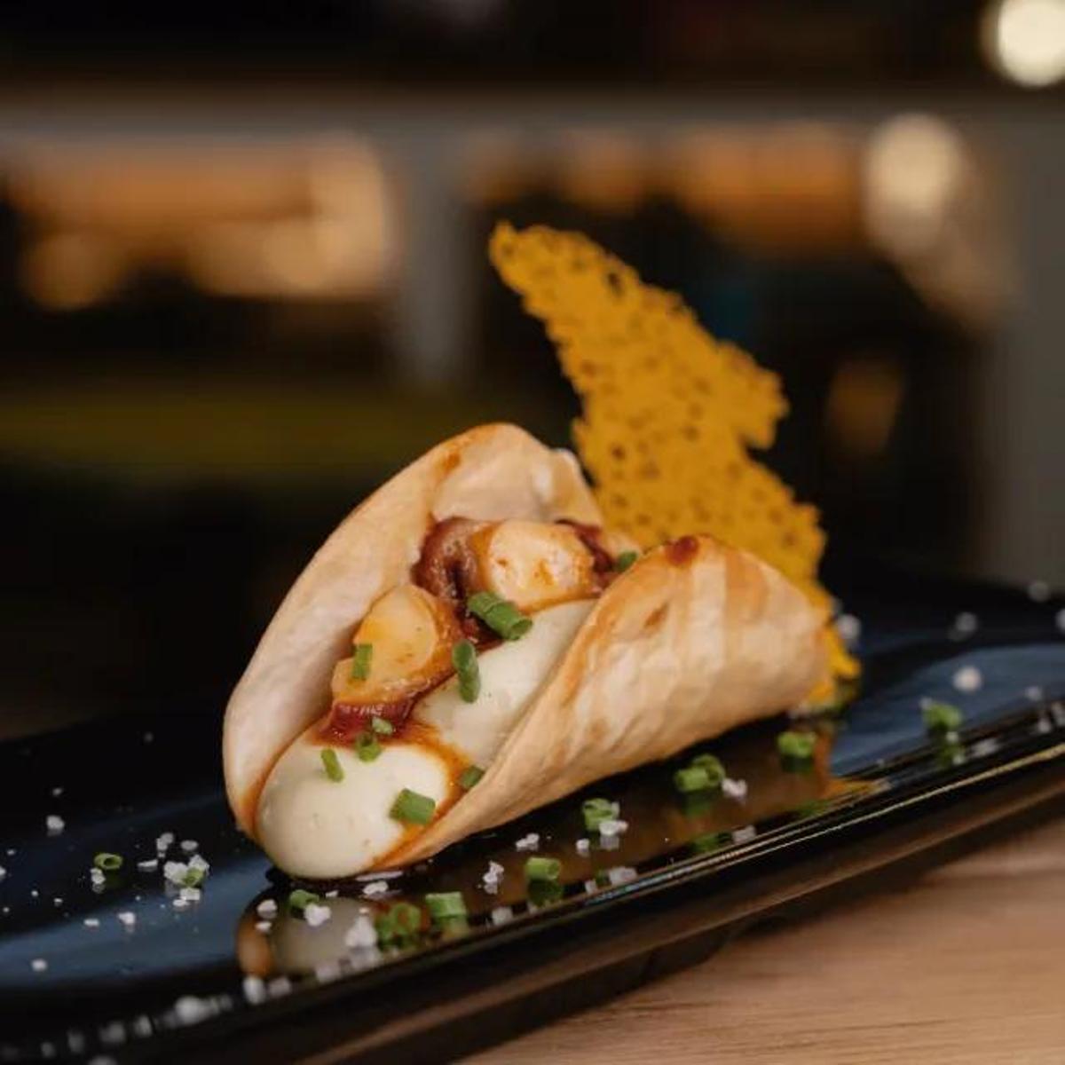 Pulpo mallorquín con crema de patata sobre teja de hierbas dulces, de Bodega Salas (Inca).