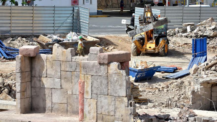 Los trabajadores retiran material en una obra.