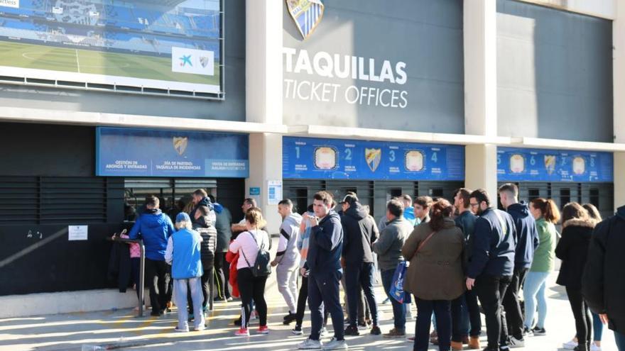 Desde antes de las seis de la mañana ya había aficionados en las inmediaciones de las gradas de La Rosaleda para comprar las entradas.