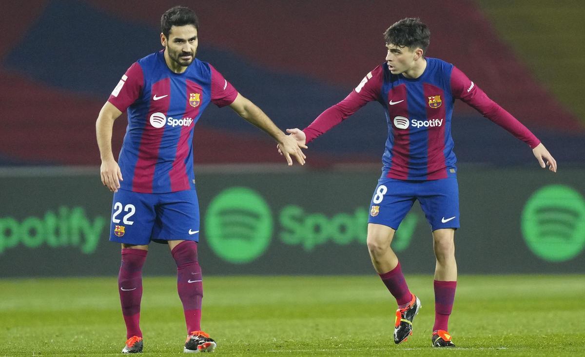 Gündogan y Pedri se animan mutuamente durante el Barça-Villarreal en Montjuïc.
