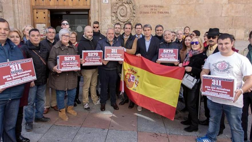 Los murcianos residentes en Salamanca reclamaron el lunes la devolución de los papeles ante el Archivo de Salamanca.